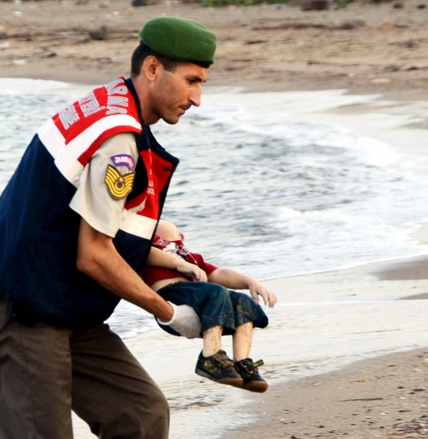 Turkish officer carrying the body of Syrian toddler Aylan Kurdi