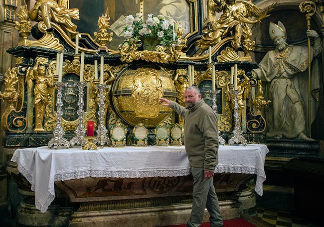 Stift Dürnstein - Our guide at the altar with a 3D sphere