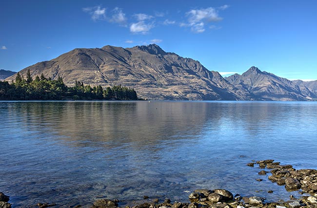 Lake Wakatipu in Queenstown - at the rocky shoreline